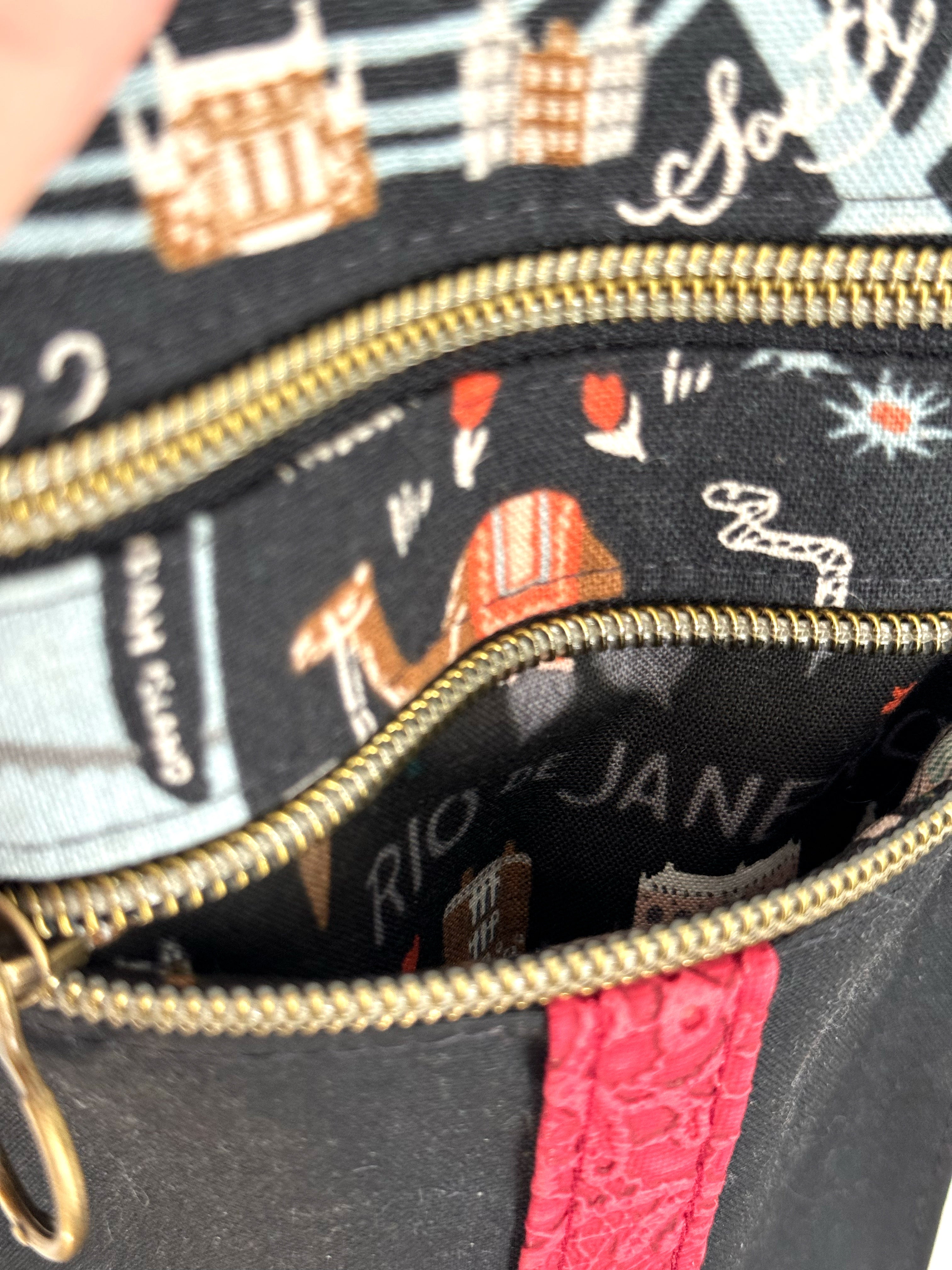 Open pocket with Rio de Janeiro fabric inside